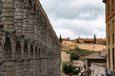 Segovia, Espaa. 28 Nisan 2022: Segovia su kemeri ve mavi gökyüzü.