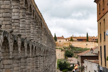 Segovia, Espaa. 28 Nisan 2022: Segovia su kemeri ve mavi gökyüzü.