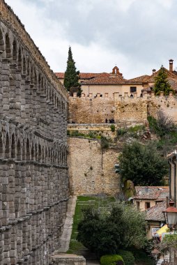 Segovia, Espaa. 28 Nisan 2022: Segovia su kemeri ve mavi gökyüzü.