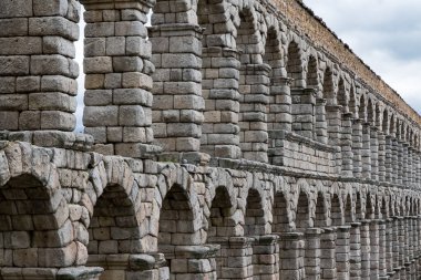 Segovia, Espaa. 28 Nisan 2022, Segovia Aqueduct, İspanya 'nın Segovia kentine 1973 yılına kadar su taşıyan bir Roma su kemeri. İnşaatı İ.Ö. 2. yüzyılın başlarına dayanıyor..