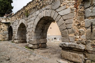 Segovia, Espaa. 28 Nisan 2022, Segovia Aqueduct, İspanya 'nın Segovia kentine 1973 yılına kadar su taşıyan bir Roma su kemeri. İnşaatı İ.Ö. 2. yüzyılın başlarına dayanıyor..