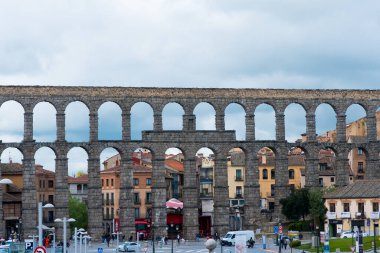 Segovia, Espaa. 28 Nisan 2022, Segovia Aqueduct, İspanya 'nın Segovia kentine 1973 yılına kadar su taşıyan bir Roma su kemeri. İnşaatı İ.Ö. 2. yüzyılın başlarına dayanıyor..