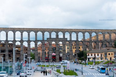 Segovia, Espaa. 28 Nisan 2022, Segovia Aqueduct, İspanya 'nın Segovia kentine 1973 yılına kadar su taşıyan bir Roma su kemeri. İnşaatı İ.Ö. 2. yüzyılın başlarına dayanıyor..