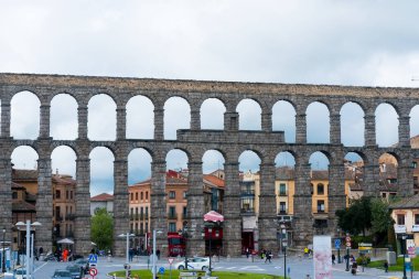 Segovia, Espaa. 28 Nisan 2022, Segovia Aqueduct, İspanya 'nın Segovia kentine 1973 yılına kadar su taşıyan bir Roma su kemeri. İnşaatı İ.Ö. 2. yüzyılın başlarına dayanıyor..