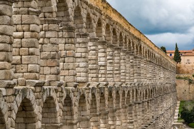 Segovia, Espaa. 28 Nisan 2022, Segovia Aqueduct, İspanya 'nın Segovia kentine 1973 yılına kadar su taşıyan bir Roma su kemeri. İnşaatı İ.Ö. 2. yüzyılın başlarına dayanıyor..