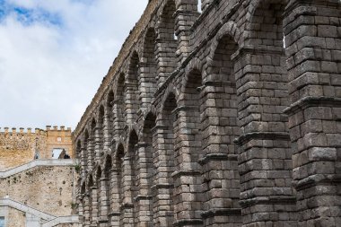 Segovia, Espaa. 28 Nisan 2022, Segovia Aqueduct, İspanya 'nın Segovia kentine 1973 yılına kadar su taşıyan bir Roma su kemeri. İnşaatı İ.Ö. 2. yüzyılın başlarına dayanıyor..