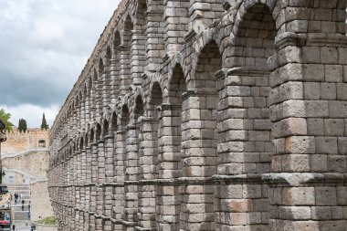 Segovia, Espaa. 28 Nisan 2022, Segovia Aqueduct, İspanya 'nın Segovia kentine 1973 yılına kadar su taşıyan bir Roma su kemeri. İnşaatı İ.Ö. 2. yüzyılın başlarına dayanıyor..