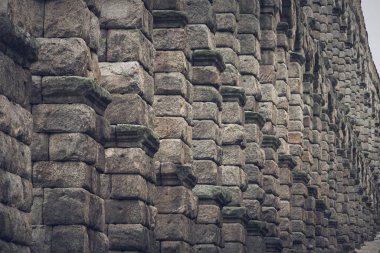 Segovia, Espaa. 28 Nisan 2022: Gri gökyüzü olan Roma su kemeri. 