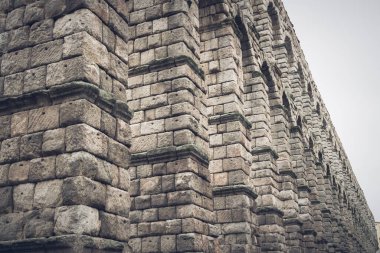 Segovia, Espaa. 28 Nisan 2022: Gri gökyüzü olan Roma su kemeri. 