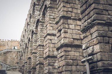 Segovia, Espaa. 28 Nisan 2022: Gri gökyüzü olan Roma su kemeri. 