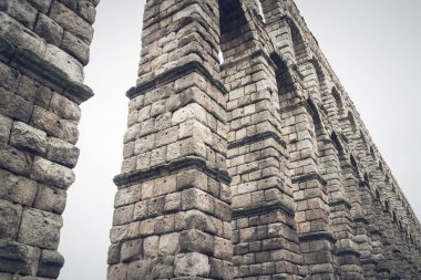 Segovia, Espaa. 28 Nisan 2022: Gri gökyüzü olan Roma su kemeri. 