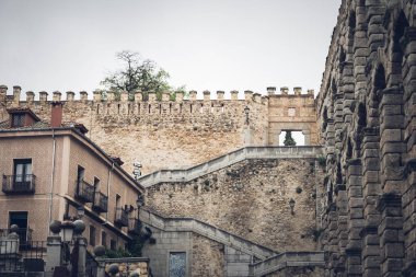 Segovia, Espaa. 28 Nisan 2022: Gri gökyüzü olan Roma su kemeri. 