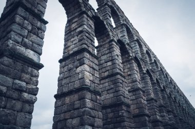 Segovia, Espaa. 28 Nisan 2022: Gri gökyüzü olan Roma su kemeri. 