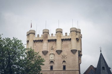 Segovia, Espaa. 28 Nisan 2022: Segovia Alcazar, Gökyüzü ile Kale.