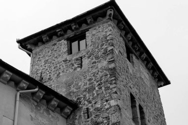 Segovia, Espaa. 28 Nisan 2022: Segovia 'da gökyüzü bulutlu evler mimarisi ve cephesi.