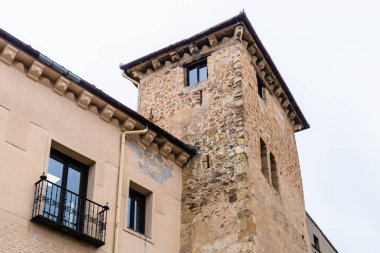 Segovia, Espaa. 28 Nisan 2022: Segovia 'da gökyüzü bulutlu evler mimarisi ve cephesi.