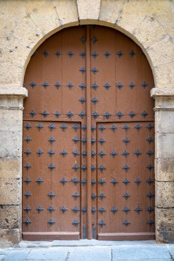 Segovia şehrinde bir evin ahşap kapısı. İspanya.