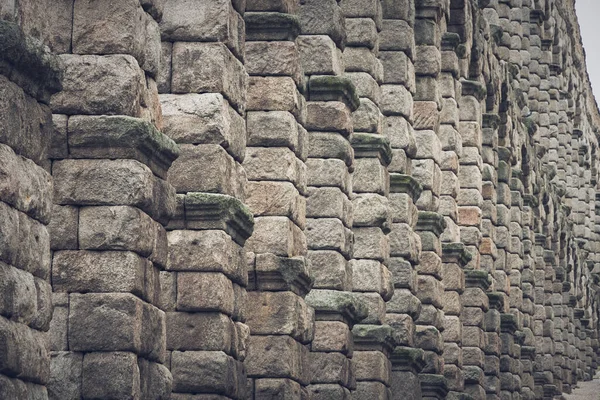 Segovia, Espaa. 28 Nisan 2022: Gri gökyüzü olan Roma su kemeri. 