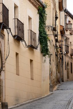 Segovia, Espaa. 28 Nisan 2022: Segovia 'daki evler mimari ve cephesi.