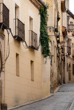 Segovia, Espaa. 28 Nisan 2022: Segovia 'daki evler mimari ve cephesi.