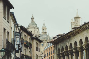 Segovia, Espaa. 28 Nisan 2022: Roma sütunları San Martin Segovia Kilisesi ve şehrin mimarisi.