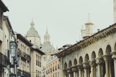 Segovia, Espaa. 28 Nisan 2022: Roma sütunları San Martin Segovia Kilisesi ve şehrin mimarisi.