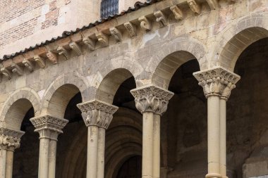 Segovia, Espaa. 28 Nisan 2022: Roma sütunları San Martin Segovia Kilisesi ve şehrin mimarisi.