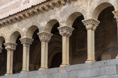 Segovia, Espaa. 28 Nisan 2022: Roma sütunları San Martin Segovia Kilisesi ve şehrin mimarisi.