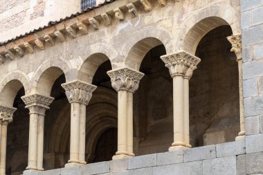 Segovia, Espaa. 28 Nisan 2022: Roma sütunları San Martin Segovia Kilisesi ve şehrin mimarisi.