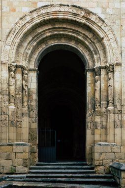 Segovia, Espaa. 28 Nisan 2022: Roma sütunları San Martin Segovia Kilisesi ve şehrin mimarisi.