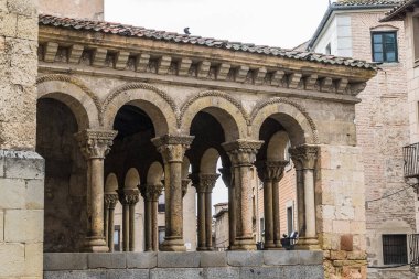 Segovia, Espaa. 28 Nisan 2022: Roma sütunları San Martin Segovia Kilisesi ve şehrin mimarisi.