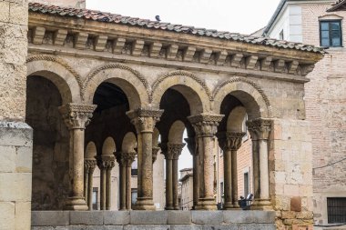 Segovia, Espaa. 28 Nisan 2022: Roma sütunları San Martin Segovia Kilisesi ve şehrin mimarisi.