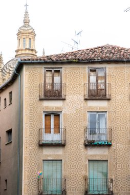 Segovia, Espaa. 28 Nisan 2022: Segovia 'da sgraffito tekniği ile mimarlık ve cephe.