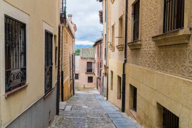 Segovia, Espaa. 28 Nisan 2022: Segovia 'da sgraffito tekniği ile mimarlık ve cephe.