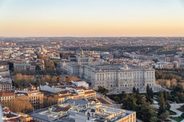 Madrid, İspanya. 6 Nisan 2022: Mavi gökyüzü ve şehir manzaralı kraliyet sarayının panoramik manzarası.