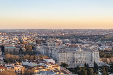 Madrid, İspanya. 6 Nisan 2022: Mavi gökyüzü ve şehir manzaralı kraliyet sarayının panoramik manzarası.