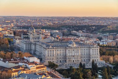 Madrid, İspanya. 6 Nisan 2022: Mavi gökyüzü ve şehir manzaralı kraliyet sarayının panoramik manzarası.