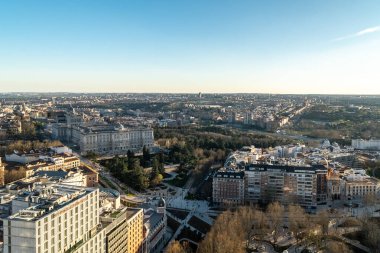 Madrid, İspanya. 6 Nisan 2022 Riu Plaza Oteli 'nden Madrid' in panoramik manzarası.