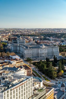 Madrid, İspanya. 6 Nisan 2022 Riu Plaza Oteli 'nden Madrid' in panoramik manzarası.