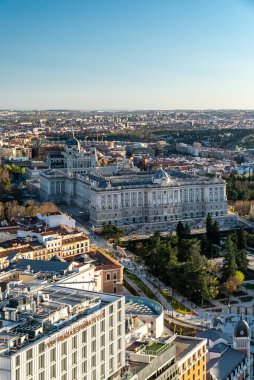 Madrid, İspanya. 6 Nisan 2022 Riu Plaza Oteli 'nden Madrid' in panoramik manzarası.