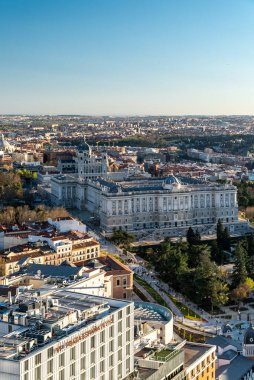 Madrid, İspanya. 6 Nisan 2022 Riu Plaza Oteli 'nden Madrid' in panoramik manzarası.