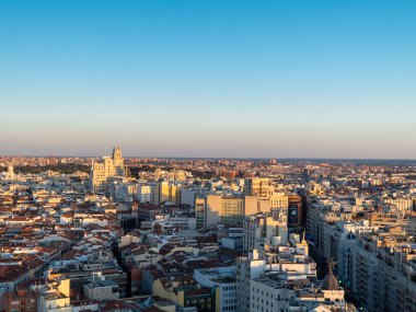 Madrid, İspanya. 6 Nisan 2022: Riu Plaza Oteli 'nden Madrid' in panoramik manzarası.