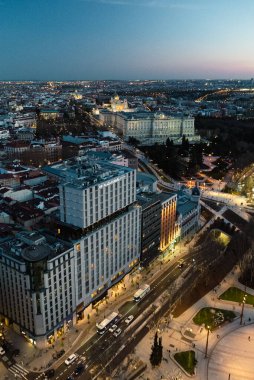 Madrid, İspanya. 6 Nisan 2022, Riu Plaza Oteli 'nden gece panoramik manzara.