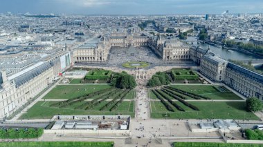 Paris, Fransa. 23 Nisan 2022 Louvre Müzesi ve Tuileries Bahçesi.