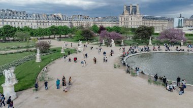 Paris, Fransa. 23 Nisan 2022 Louvre Müzesi ve Tuileries Bahçesi.