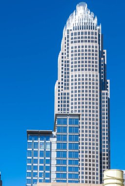 Charlotte, Carolina del Norte, Usa. 23 Kasım 2022: Mavi gökyüzü ve modern bina mimarisi ile şehir merkezi.