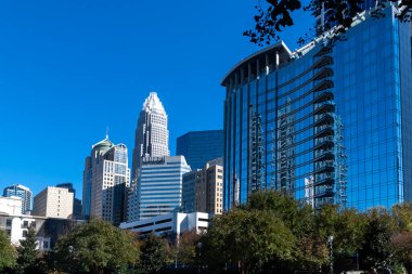 Charlotte, Carolina del Norte, Usa. 23 Kasım 2022: Mavi gökyüzü ve modern bina mimarisi ile şehir merkezi.