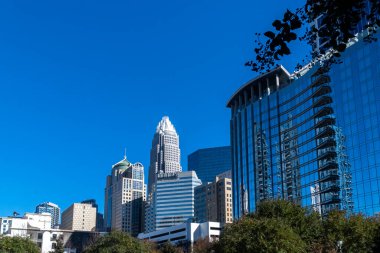 Charlotte, Carolina del Norte, Usa. 23 Kasım 2022: Mavi gökyüzü ve modern bina mimarisi ile şehir merkezi.