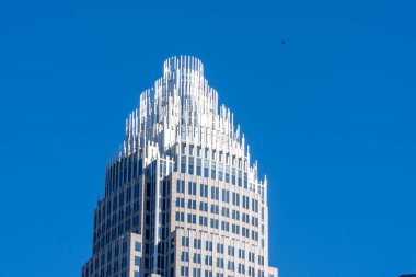 Charlotte, Carolina del Norte, Usa. 23 Kasım 2022: Mavi gökyüzü ve modern bina mimarisi ile şehir merkezi.