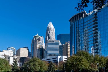 Charlotte, Carolina del Norte, Usa. 23 Kasım 2022: Mavi gökyüzü ve modern bina mimarisi ile şehir merkezi.